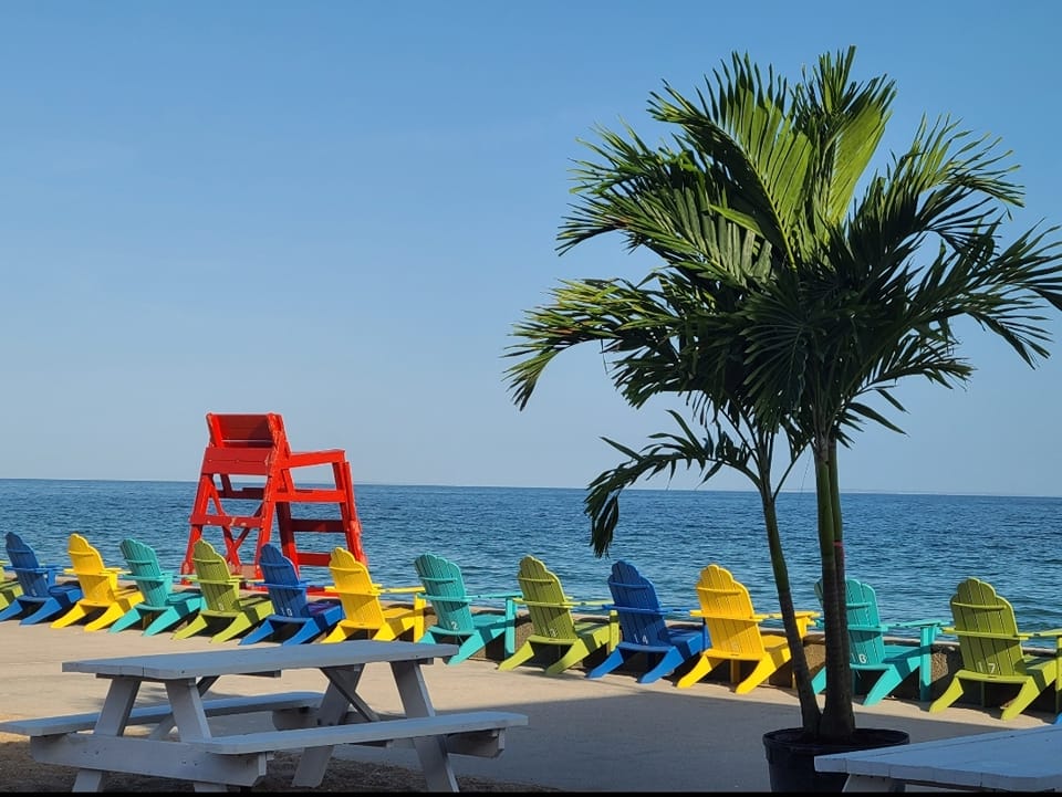 Windjammer Surf Bar - Photo 3