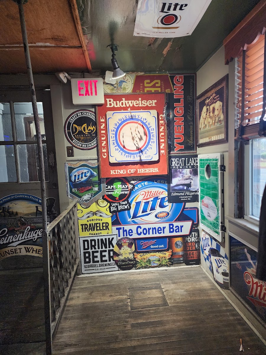 The Corner Bar - Photo 9