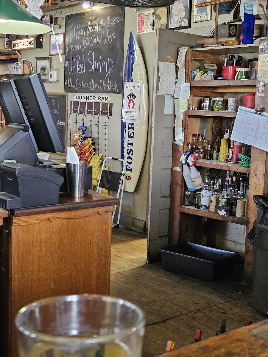 The Corner Bar - Photo 6