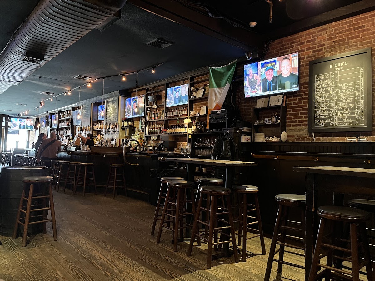 Sláinte Bar and Lounge - Photo 3