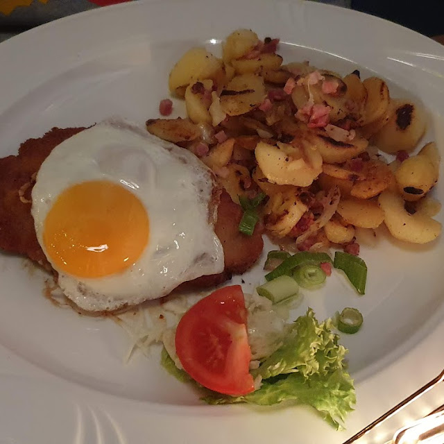 Schnitzel Mit Spiegelei Und Bratkartoffeln
