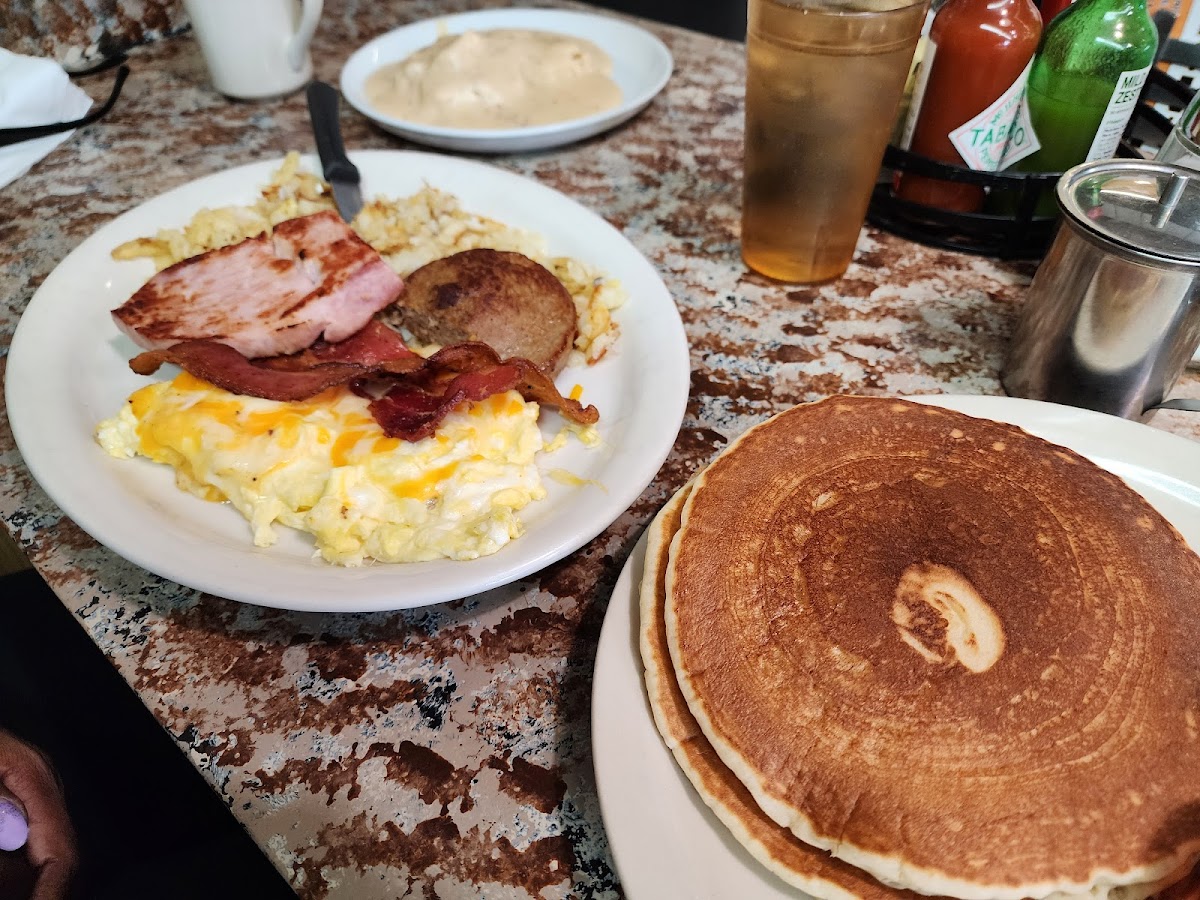 Flo's Family Restaurant - Photo 9