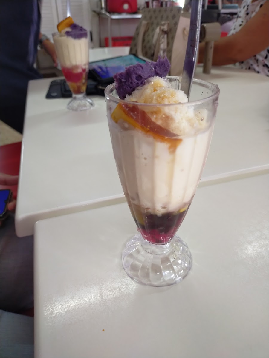 Ivy-Chris Bakeshop and Catering Services - Photo 3