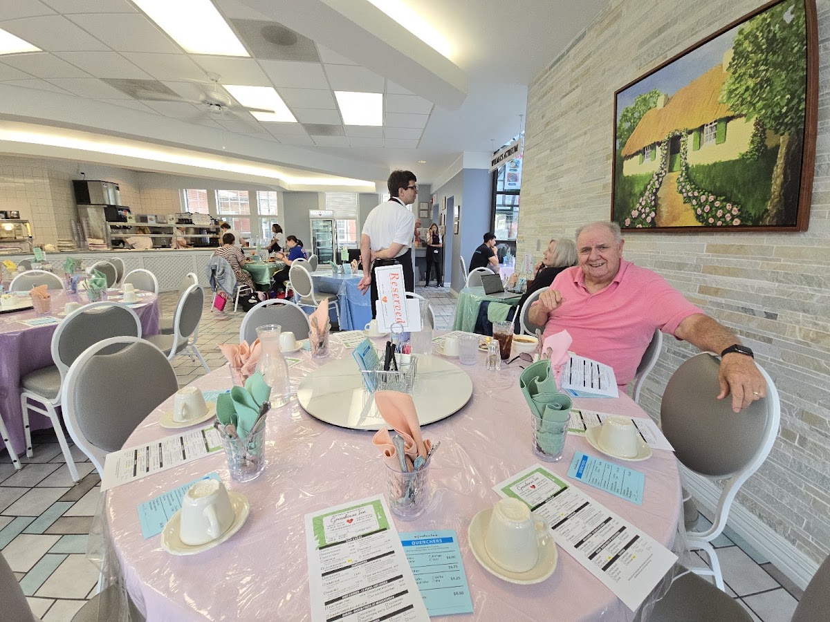 Greenhouse Inn Restaurant - Photo 8