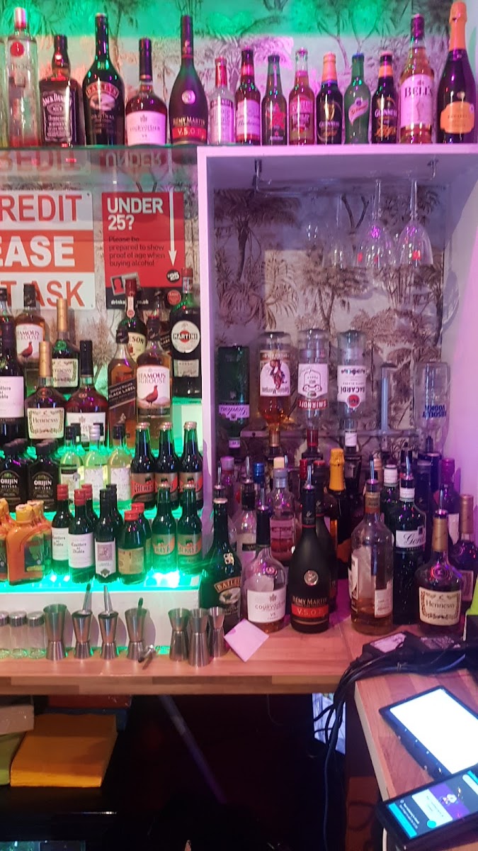 Mingles Bar and Restaurant - Photo 3
