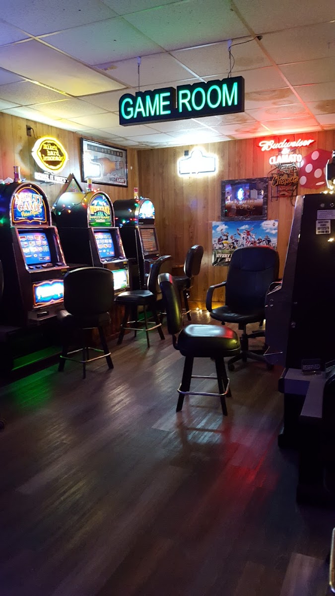 Four Aces Bar - Photo 8