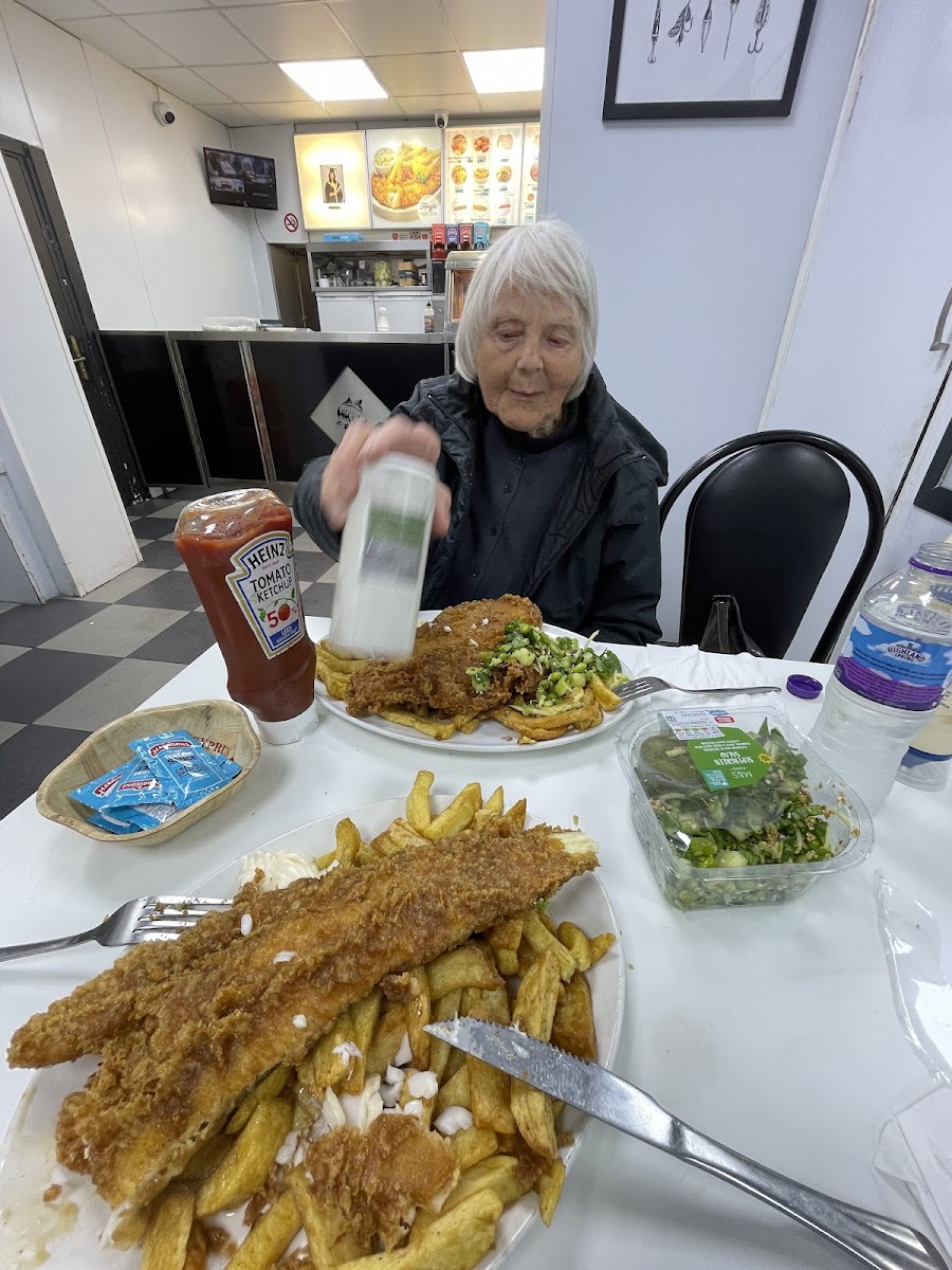 Tanya’s Fish Bar - Photo 9