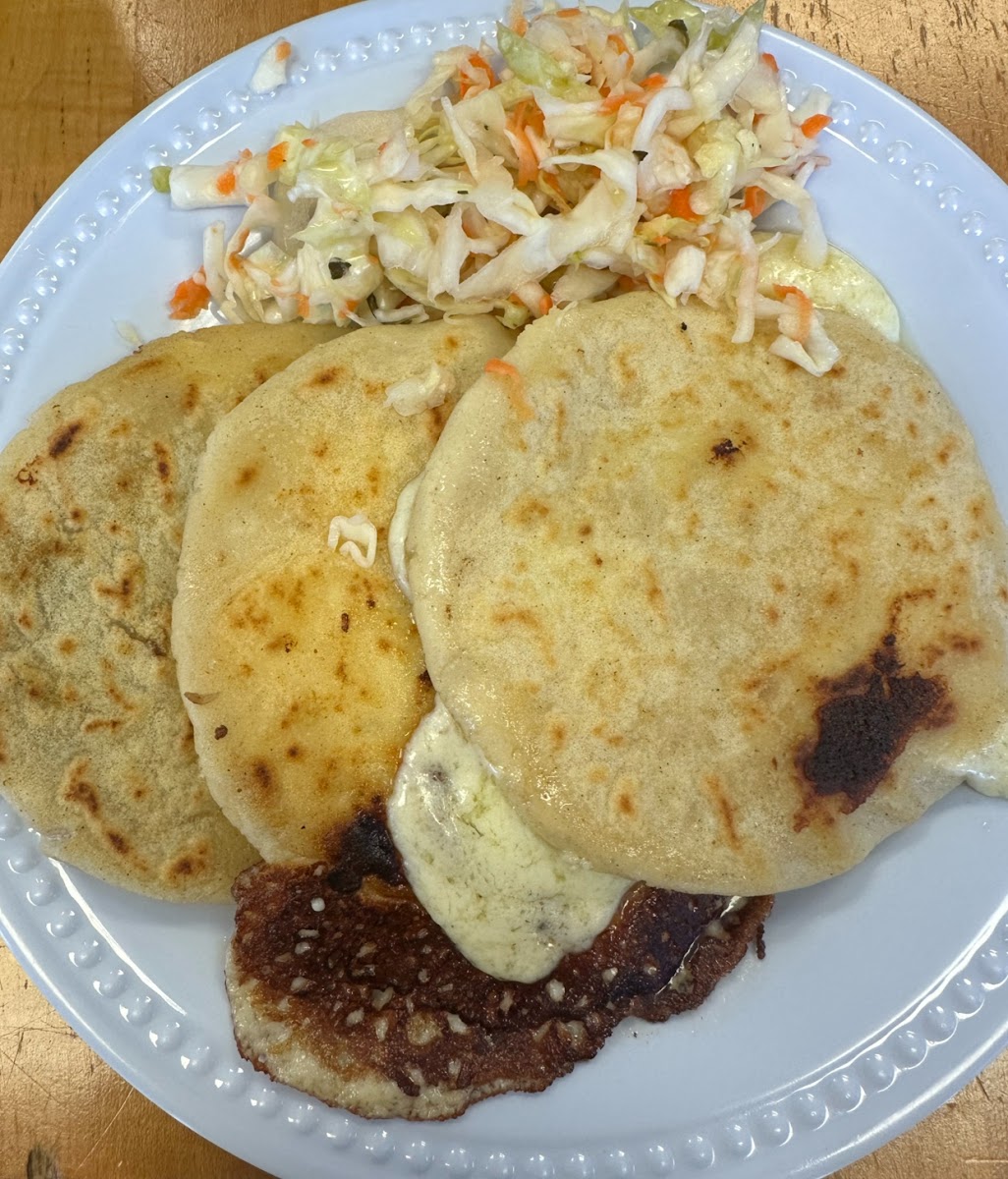 EL ARCO PUPUSAS Restaurant - Photo 2