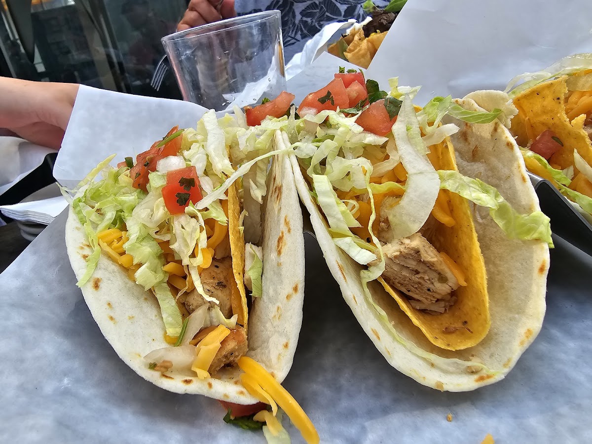 Lucy's Cantina Royale - Photo 6