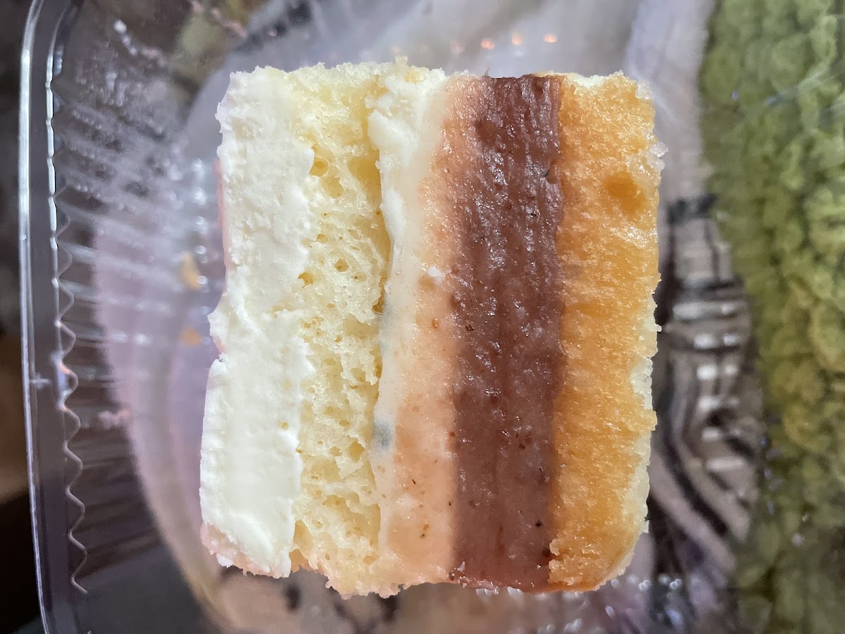 Mykonos Cafe & Bakery - Photo 4