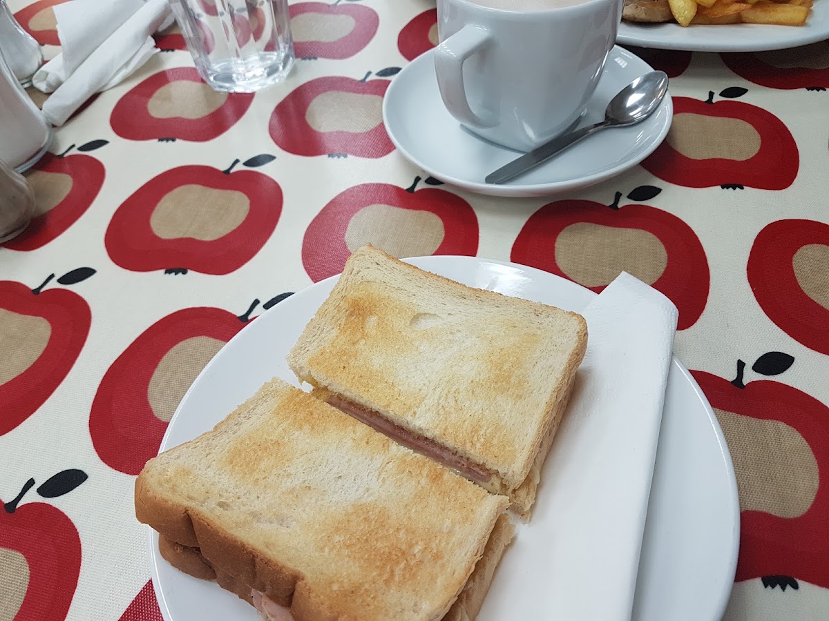 Meanay's Cafe - Photo 3
