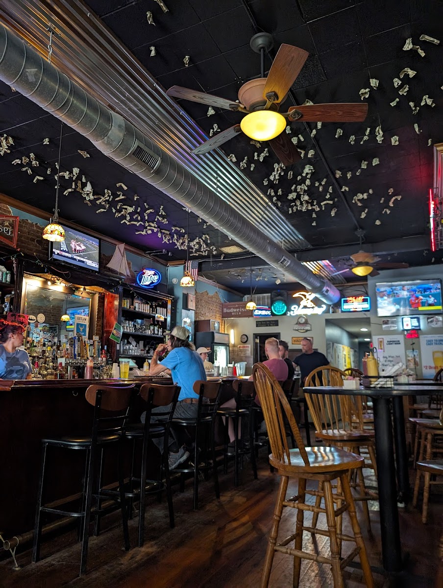 Maggie's Bar and Grill - Photo 3