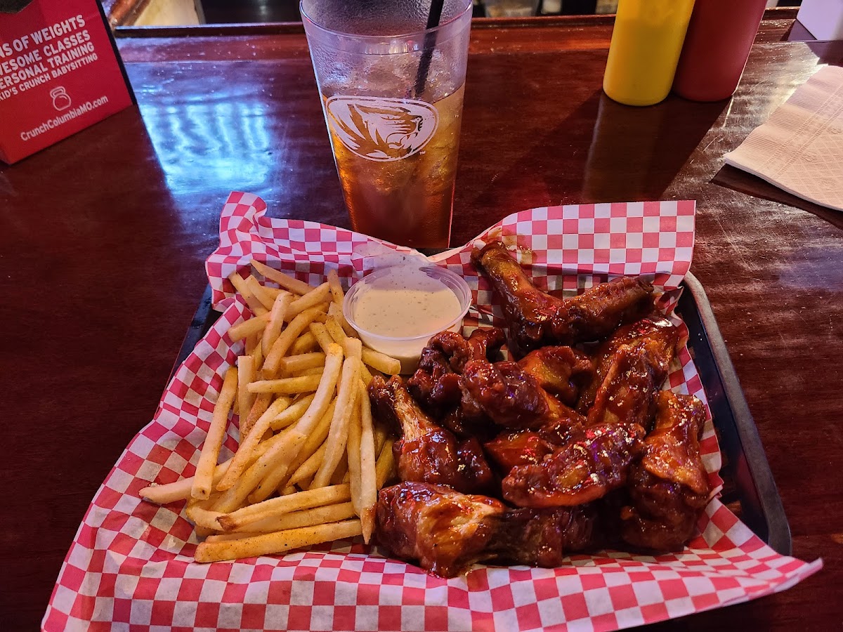Maggie's Bar and Grill - Photo 7