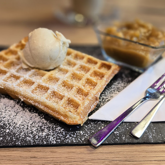 Waffel Mit Puderzucker Und Sahne Vanilleeis