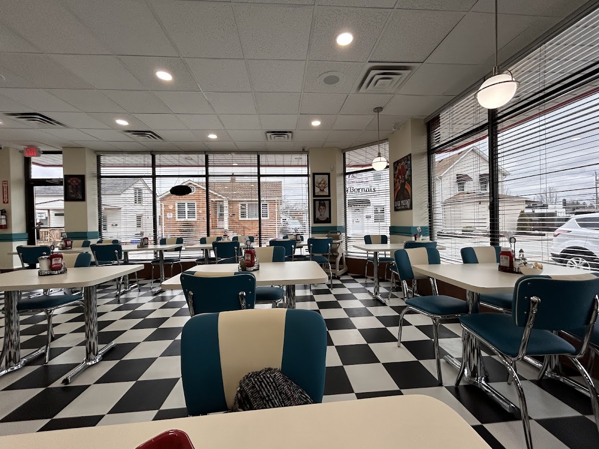 Town Diner Amherstburg - Photo 6