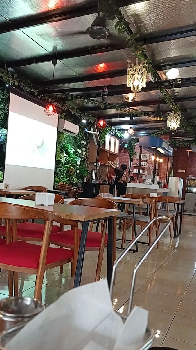 Bonjur Cafe & Resto - Photo 1