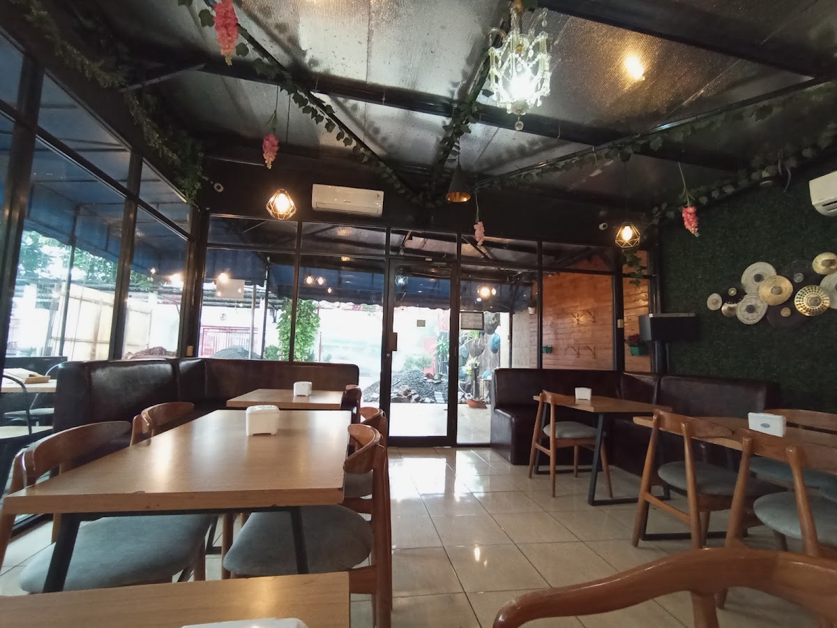 Bonjur Cafe & Resto - Photo 3