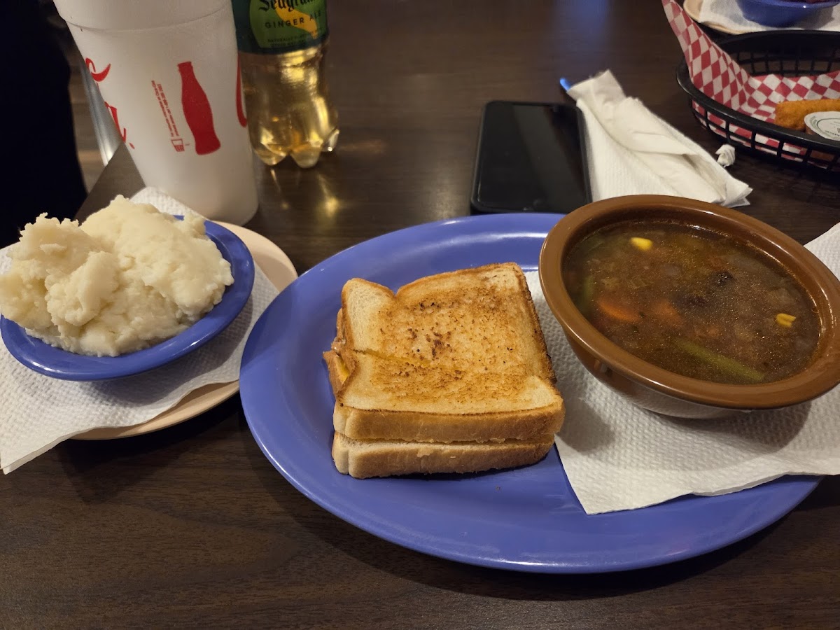 D & R WHISTLESTOP - Photo 4