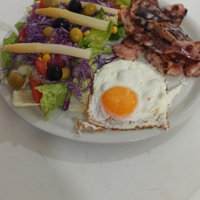 Bacon Con Huevo Y Ensalada