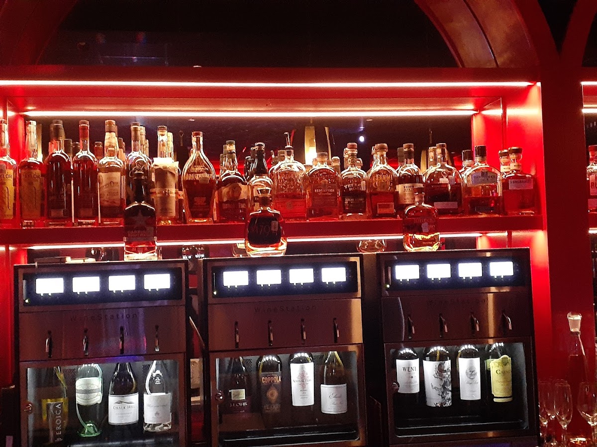 Redd's Piano Bar and Lounge