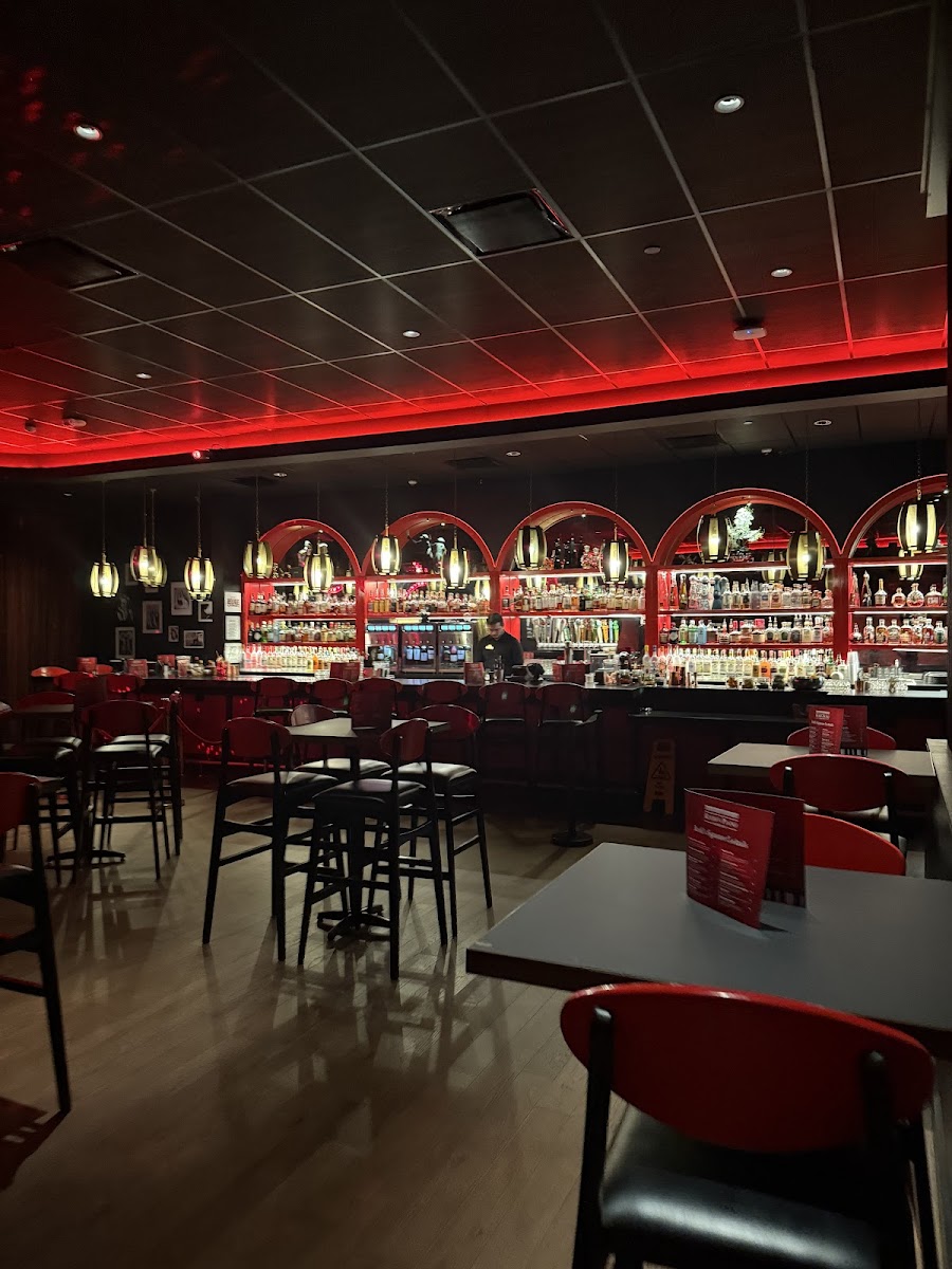 Redd's Piano Bar and Lounge - Photo 6