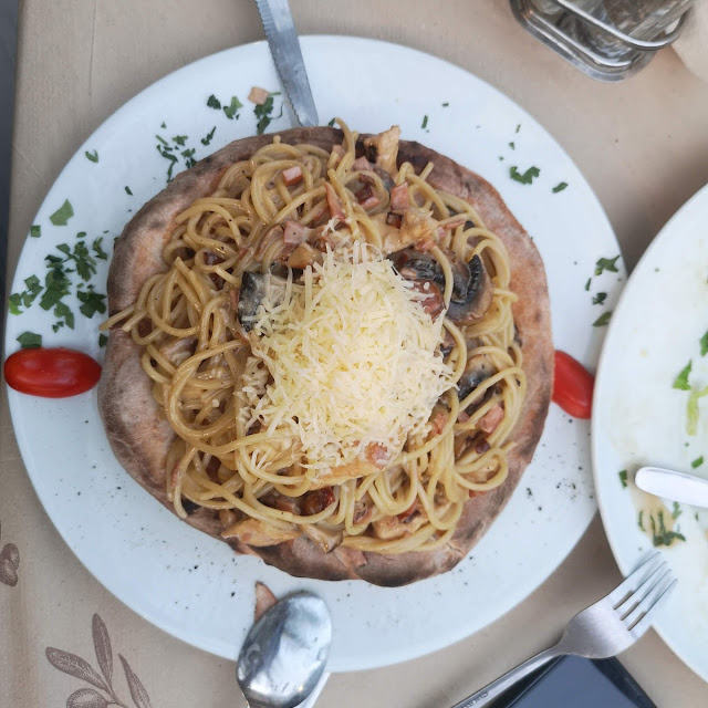 Chicken Pasta in Pizza Bread