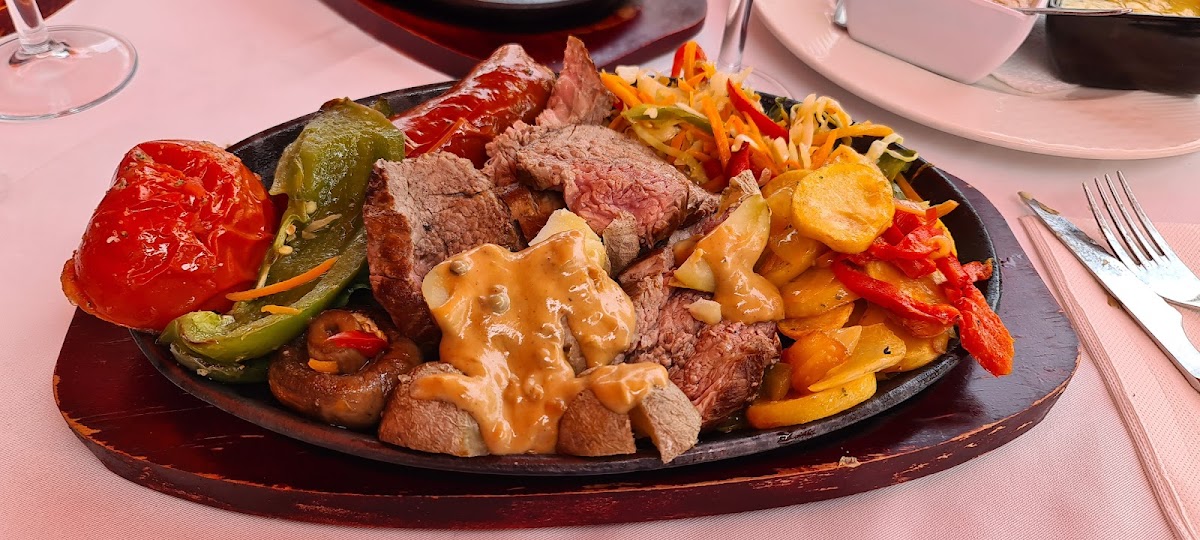 Vulcano's Grill - Photo 2