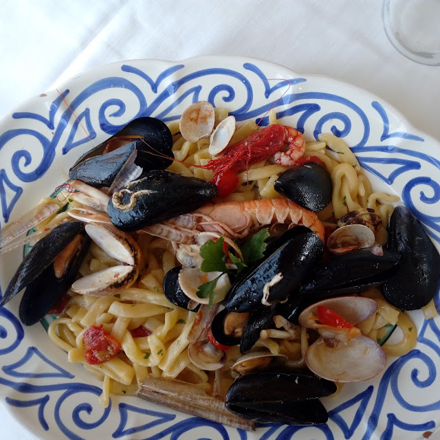 Scialatielli Con Frutti Di Mare Crostacei E Pomodorini Del Piennolo