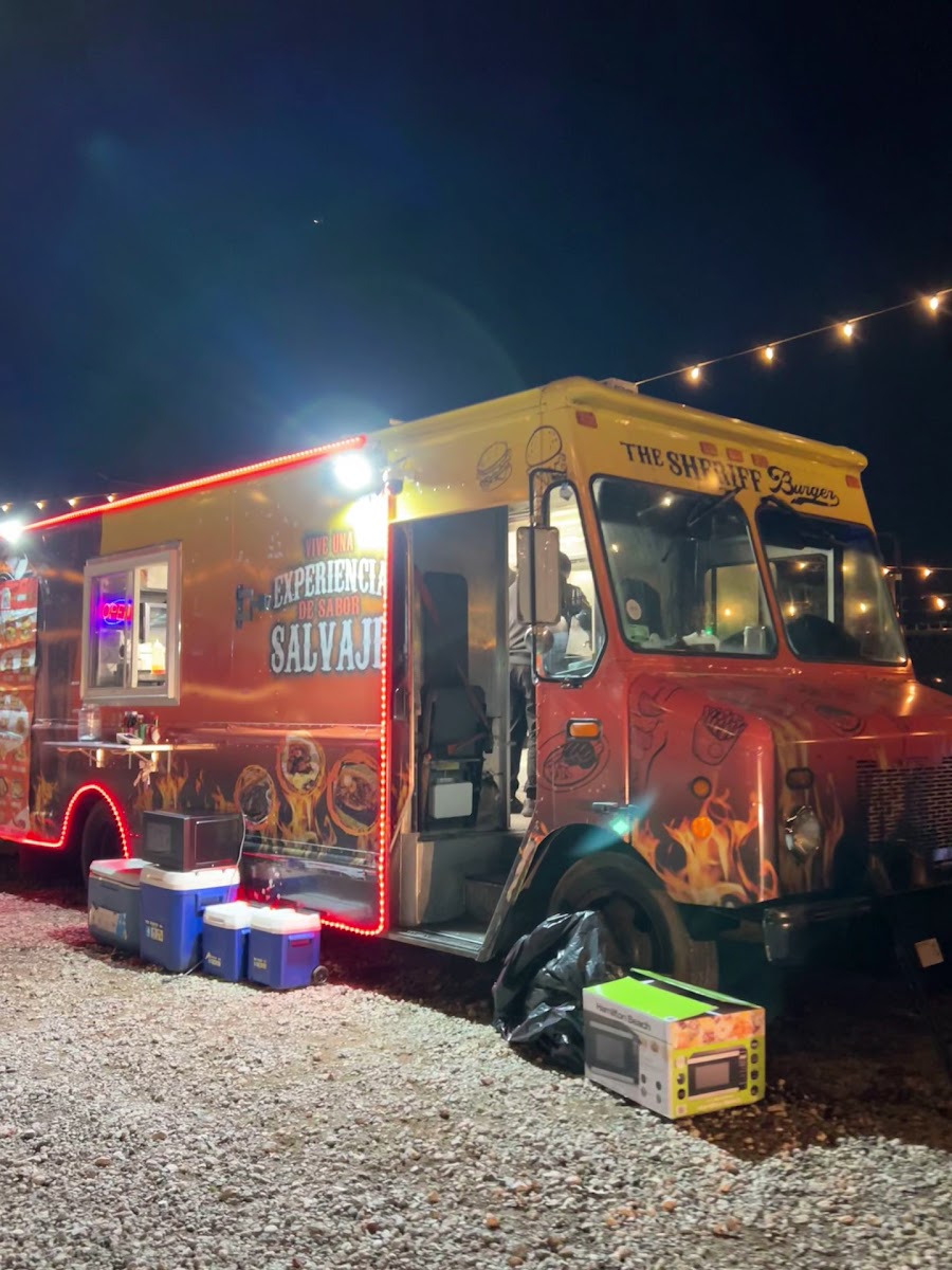 The sheriff Burger Food Truck Charlotte - Photo 1