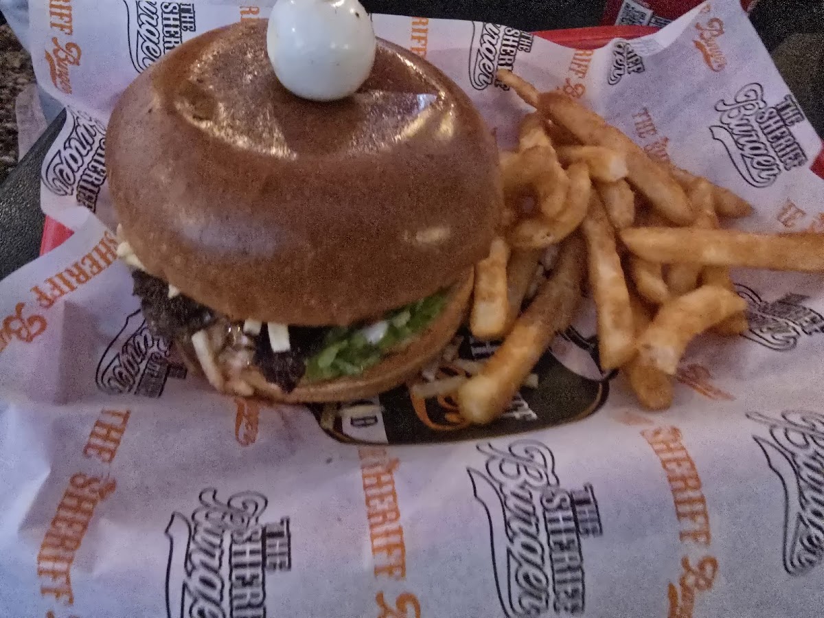 The sheriff Burger Food Truck Charlotte - Photo 4