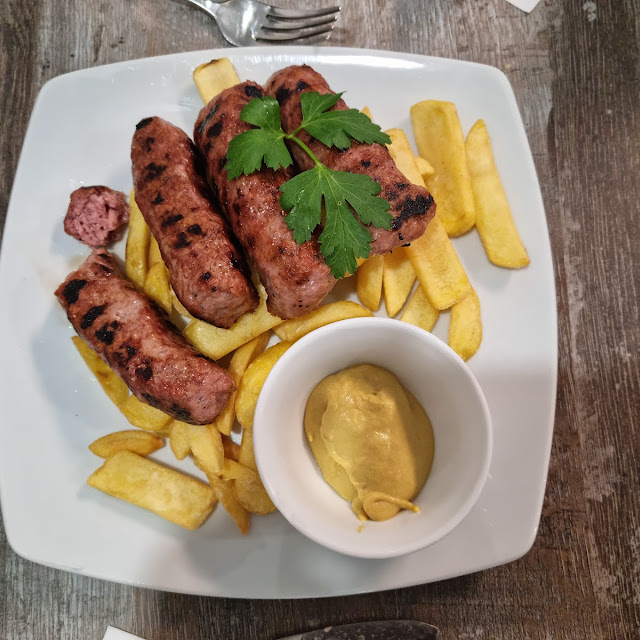 Mici Mit Pommes Und Krautsalat
