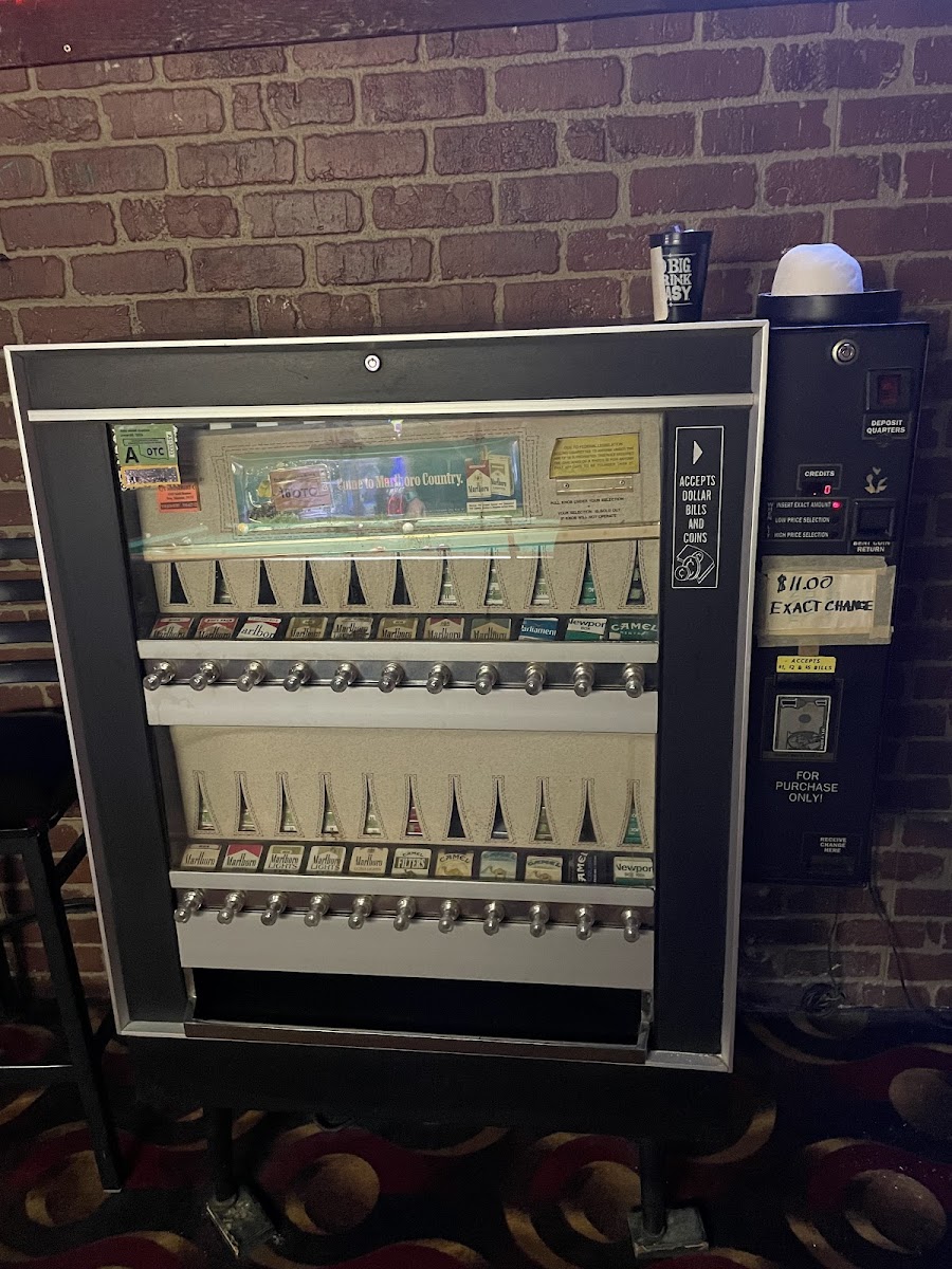 The District Bar Grill - Photo 8