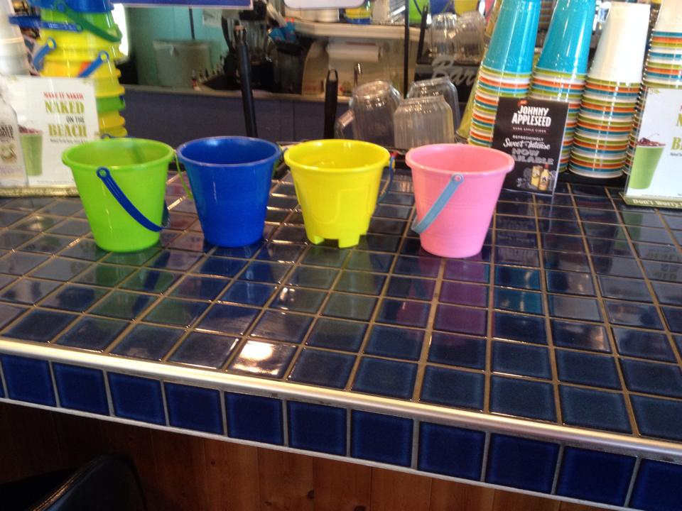 Buckets Bar & Grill - Photo 2