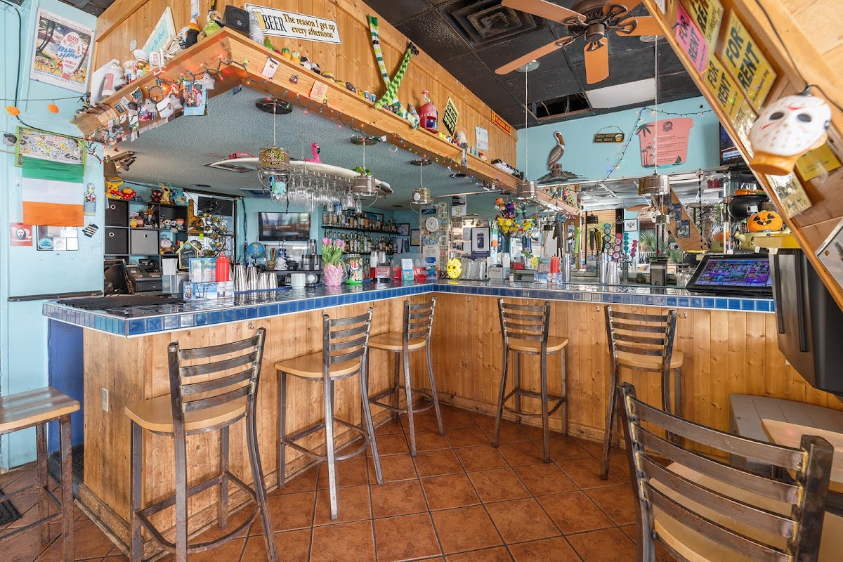 Buckets Bar & Grill - Photo 3