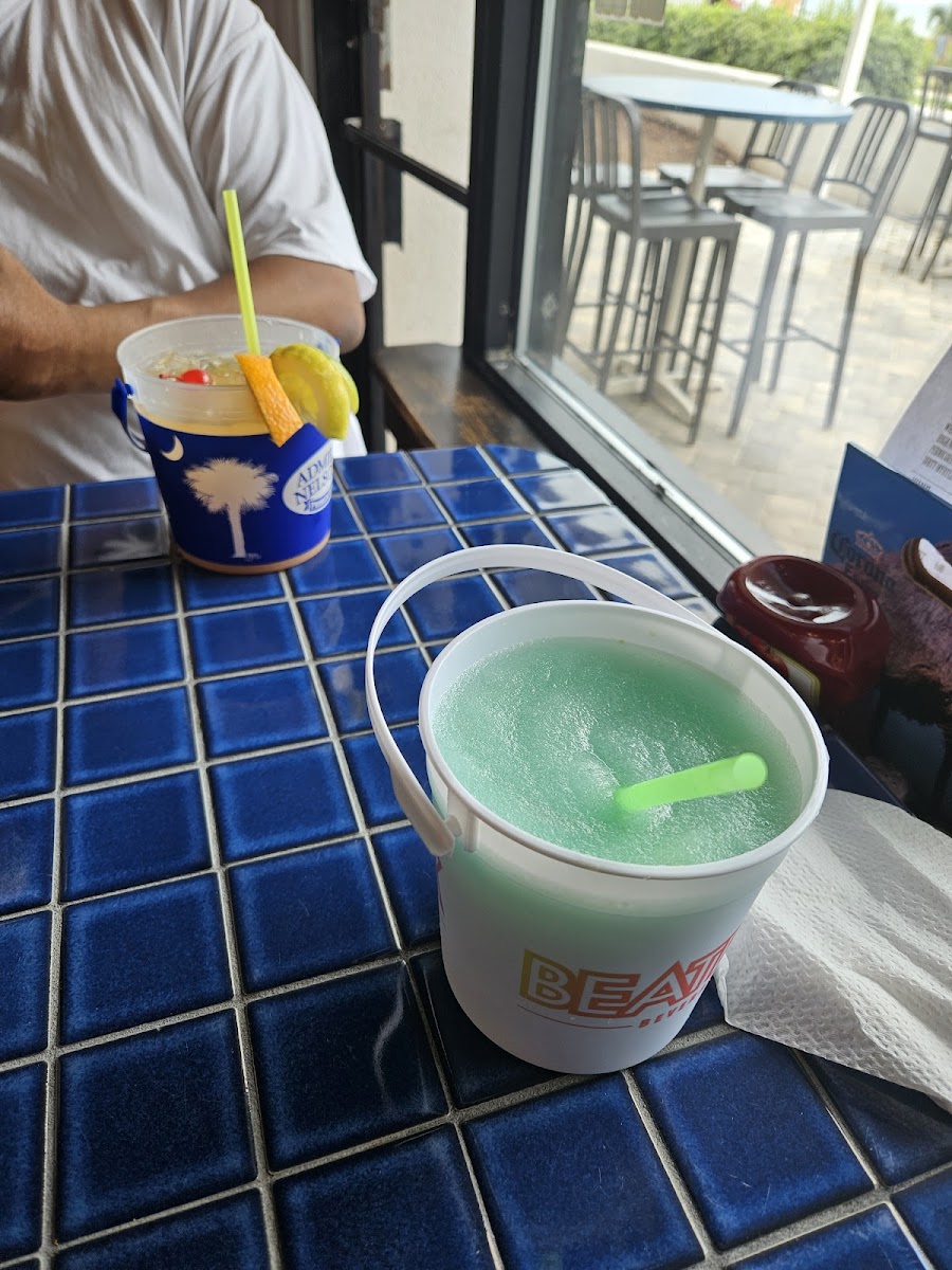 Buckets Bar & Grill - Photo 4