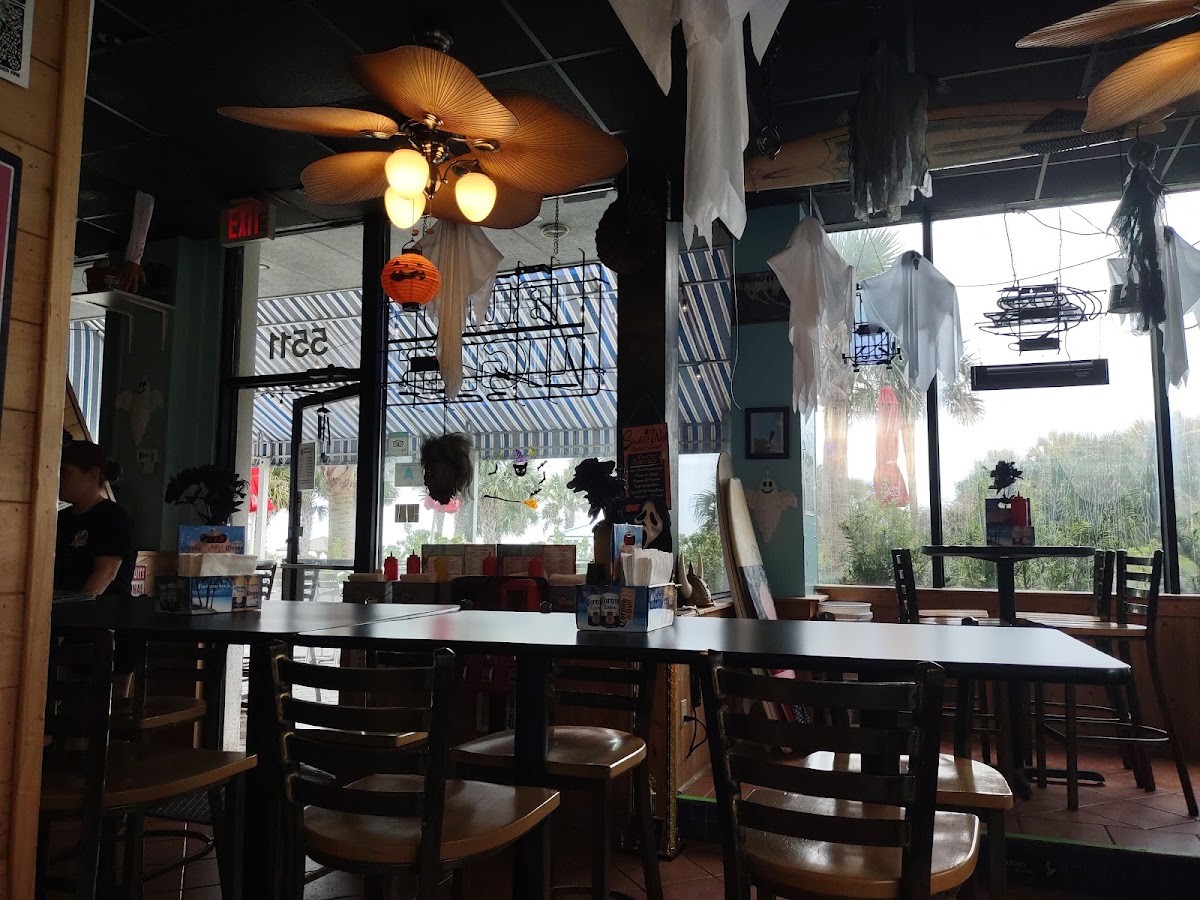 Buckets Bar & Grill - Photo 6