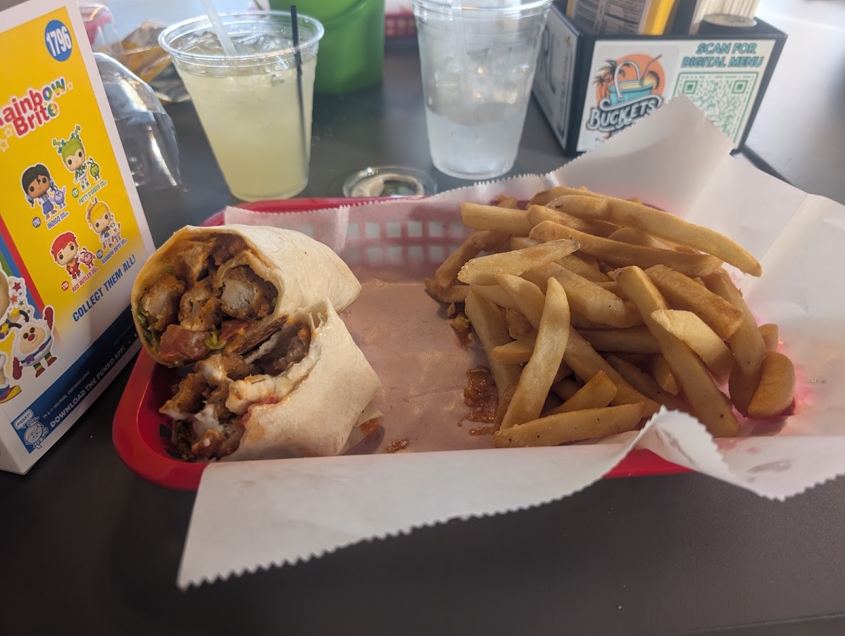 Buckets Bar & Grill - Photo 7