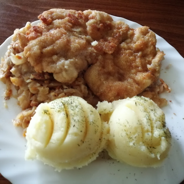 Kotlet Schabowy Z Ziemniakami I Kapustą Gotowaną