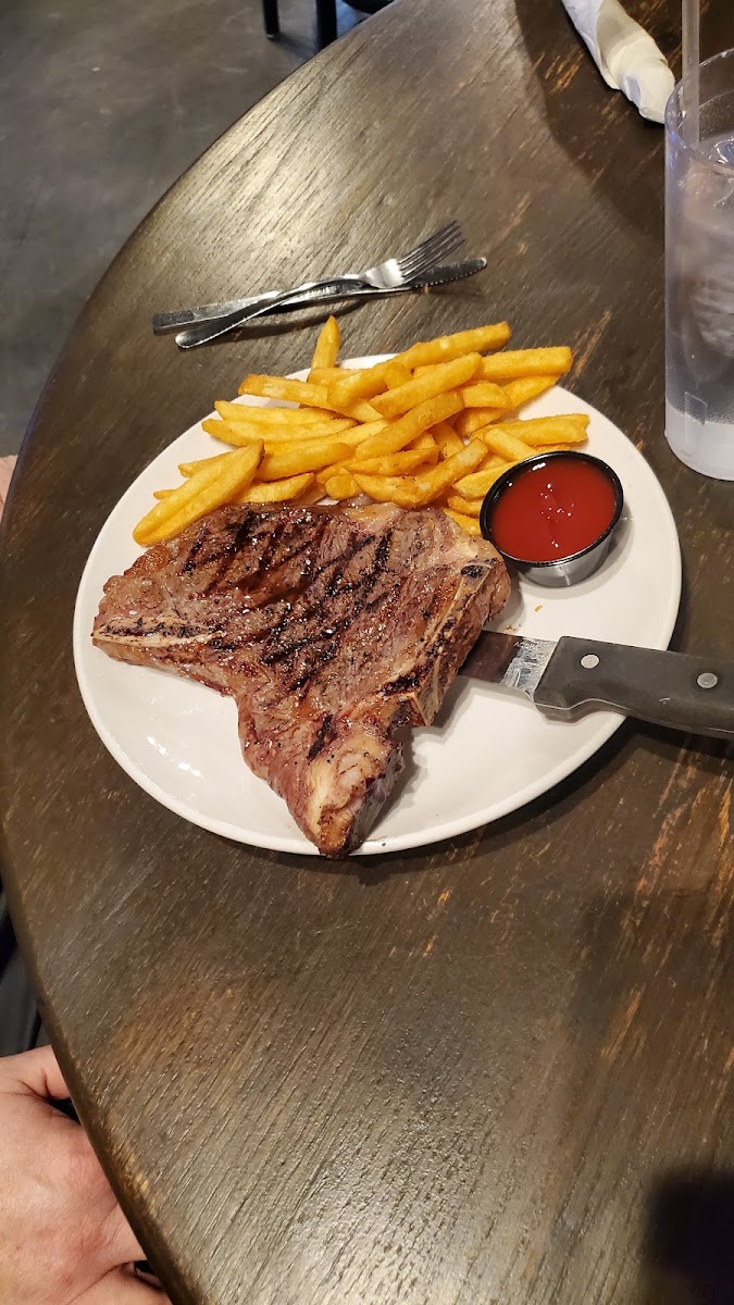 Oliver's Pub & Grill - Photo 9