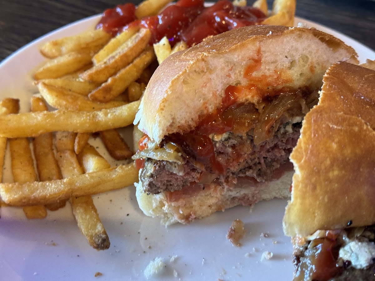 Oliver's Pub & Grill - Photo 3