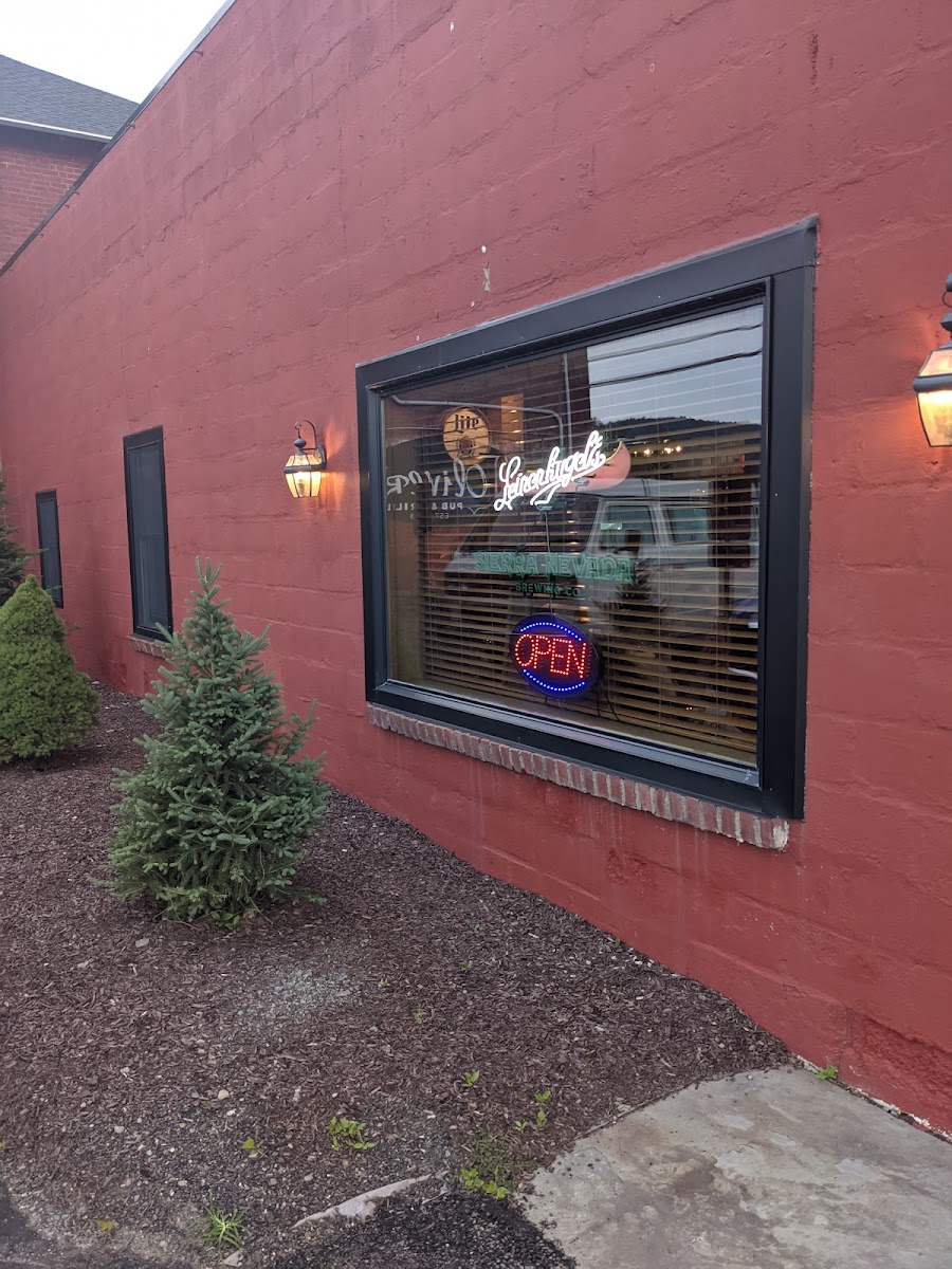 Oliver's Pub & Grill - Photo 8