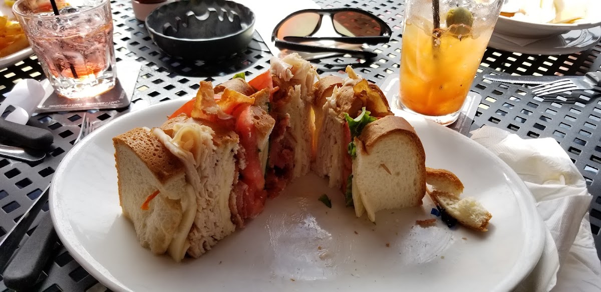 Guston’s Grille & Tap - Photo 1