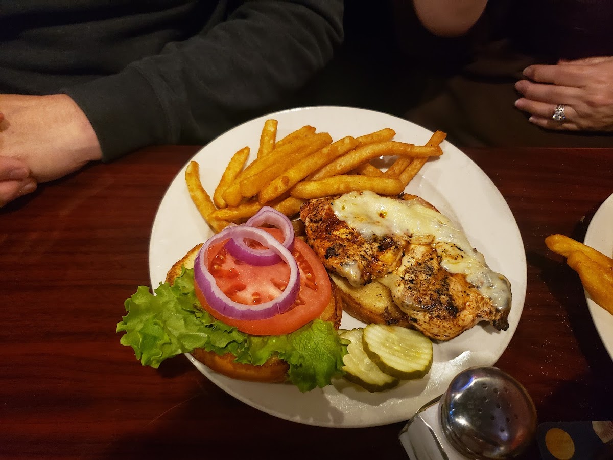 Guston’s Grille & Tap - Photo 2