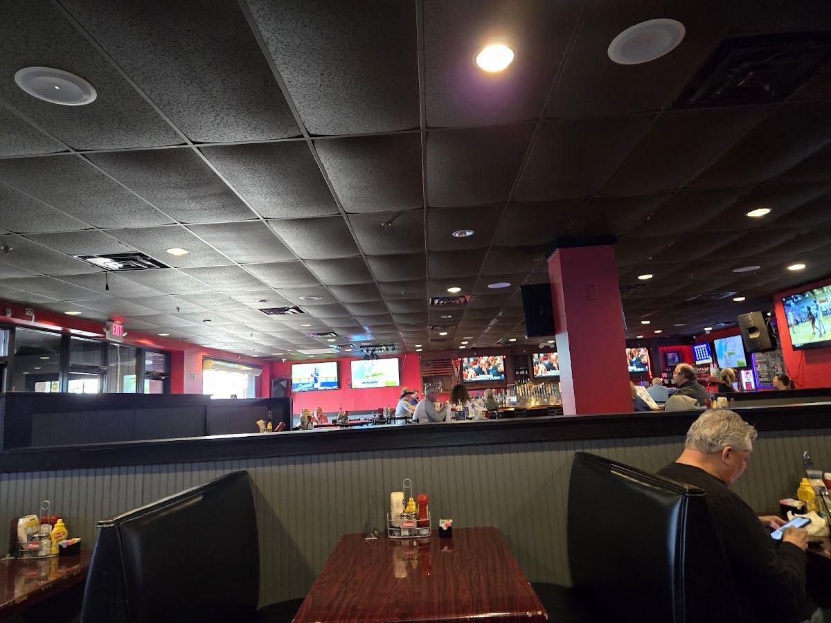 Guston’s Grille & Tap - Photo 3