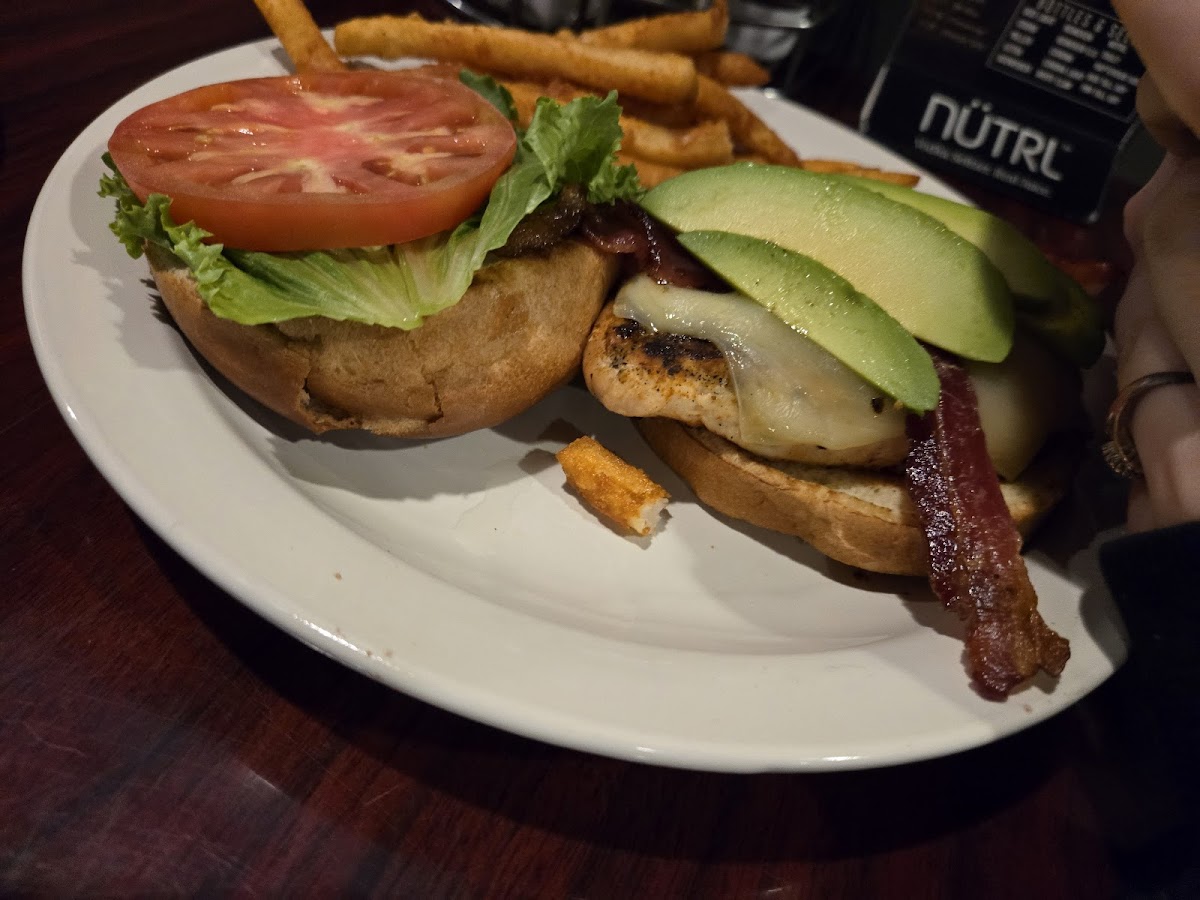 Guston’s Grille & Tap - Photo 5