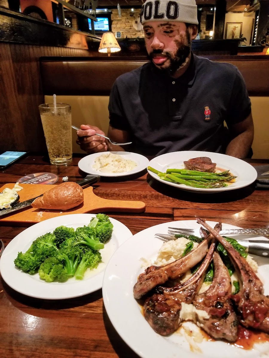 LongHorn Steakhouse - Photo 8