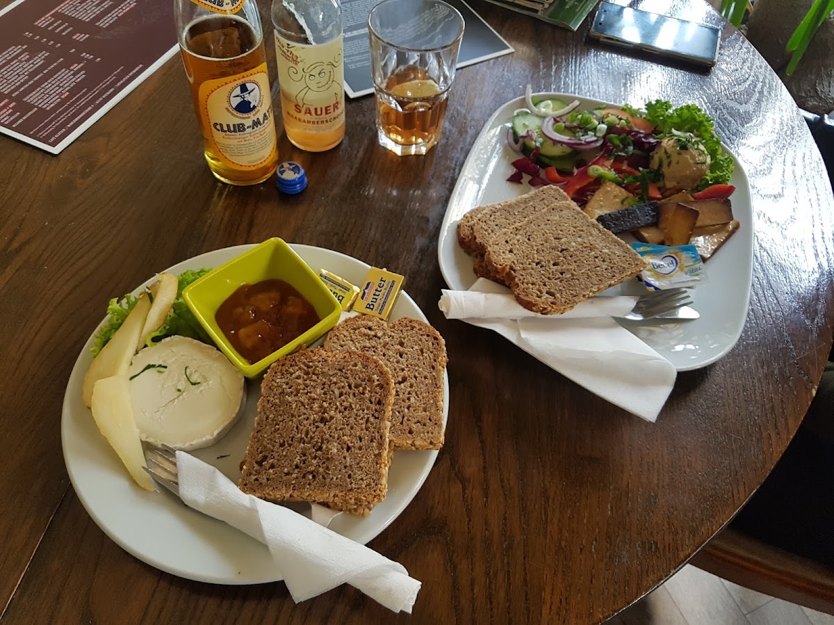 Café Klatsch - Photo 4