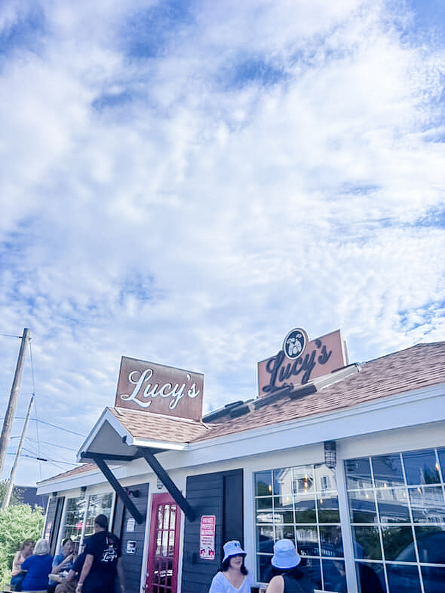 Lucy’s - Photo 2