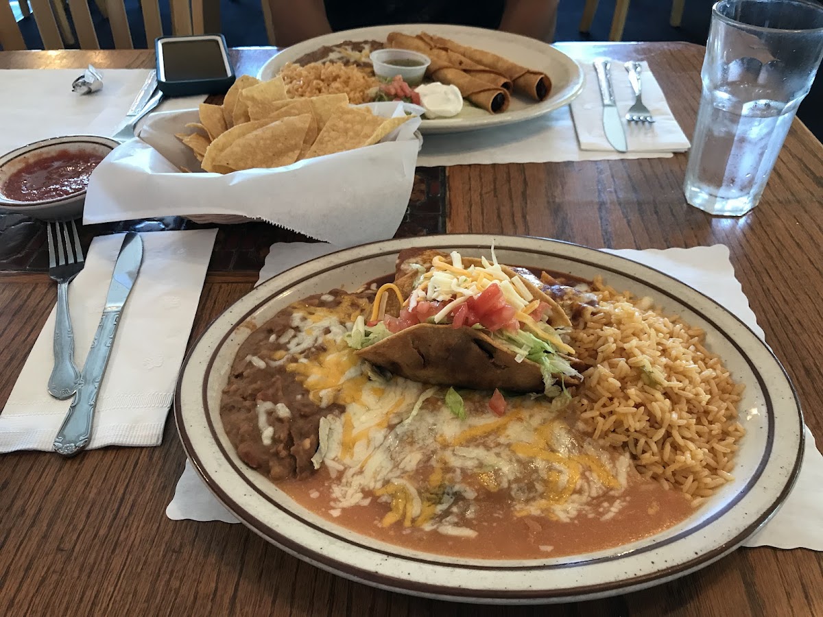 Los Dos Hermanos - Photo 1