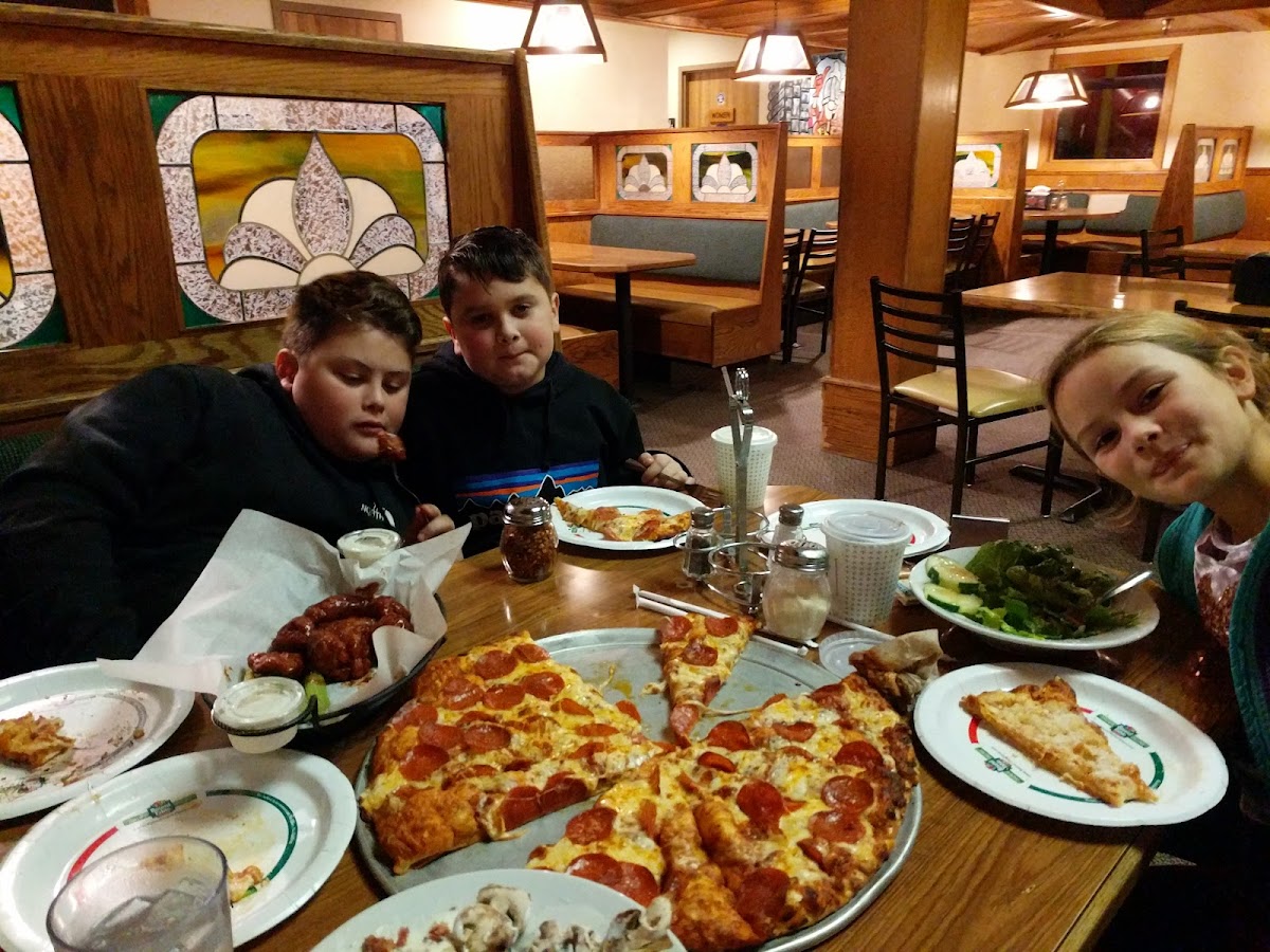 Round Table Pizza - Photo 6